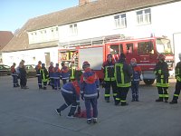 Bild: Jugendfeuerwehrleute bei der Ausbildung