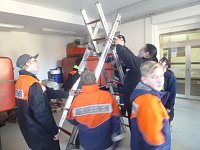 Bild: Jugendfeuerwehrleute bei der Ausbildung