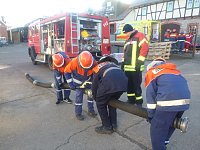 Bild: Jugendfeuerwehrleute bei der Ausbildung