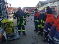 Bild: Jugendfeuerwehrleute bei der Ausbildung
