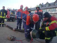 Bild: Jugendfeuerwehrleute bei der Ausbildung