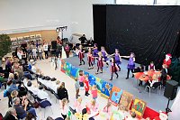 Bild: T&auml;nzerisch und spielerisch f&uuml;hrten die Sch&uuml;ler der Bertolt-Brecht-Grundschule durch das Jahr.