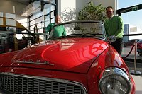 Bild: Die beiden Peters am Skoda-Oldtimer
