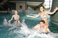 Bild: Wasserspa&szlig; im Badehaus - auch zwischen den Feiertagen