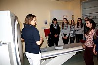 Bild:  Ines K&uuml;rschner (li.) f&uuml;hrte die Sch&uuml;ler durch die R&ouml;ntgenabteilung der HELIOS Klinik Bleicherode