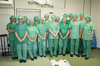 Bild:  Erstmals im OP: Die HELIOS Klinik Bleicherode &ouml;ffnete ihre OP-Pforten f&uuml;r die Sch&uuml;ler des Friedrich-Schiller-Gymnasiums Bleicherode.