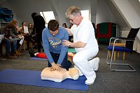 Bild: Chefarzt Dr. Bernd-Uwe K&ouml;nitzer (re.) schulte die Sch&uuml;ler w&auml;hrend des Reanimationstrainings f&uuml;r den Ernstfall