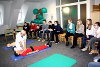 Bild:  Oberarzt Dr. Olaf Rose (li.) zeigte, wie eine korrekte Reanimation im Ernstfall durchgef&uuml;hrt wird