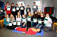Bild: Nach erfolgreichem Reanimationstraining erhielten die Sch&uuml;ler ein Zertifikat der HELIOS Klinik Bleicherode