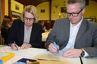 Bild: Eingemeindungsvertrag unterschrieben