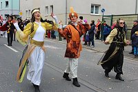 Bild: N&auml;rrinnen und Narren ziehen durch die Stadt (2)