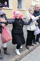 Bild: N&auml;rrinnen und Narren ziehen durch die Stadt (2)