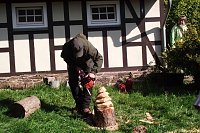 Bild: Ein Holzschnitzer zeigte Proben seines K&ouml;nnens bei einer Veranstaltung der J&auml;ger in Neustadt.