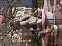 Bild: Meerpferdbrunnen wird geschm&uuml;ckt