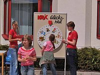 Bild: Kinderlachen auf dem Parkplatz