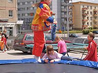 Bild: Kinderlachen auf dem Parkplatz