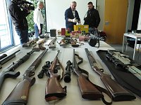 Bild: Pr&auml;sentation der sichergestellten Waffen und Munition