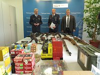 Bild: Pr&auml;sentation der sichergestellten Waffen und Munition