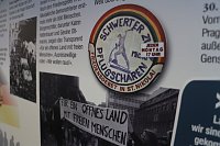 Dr. Cornelia Klose präsentierte die Ausstellung zur friedlichen Revolution beim Bildungsträger IWK Bild: Dr. Cornelia Klose präsentierte die Ausstellung zur friedlichen Revolution beim Bildungsträger IWK