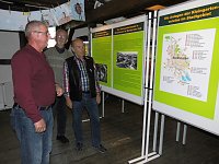 Bild: Kleing&auml;rtner vom KGV Sparte Salza besichtigen die Ausstellung (Werner Buggisch, Herbert Sch&ouml;ffl und der Vorsitzende Bernd R&uuml;besamen