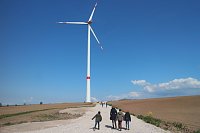 Bild: Wie funktioniert das mit der Windkraft? - die Wipperdorfer Grundsch&uuml;ler durften ganz nah ran