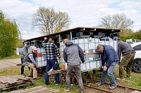 Vereint voran beim Bau eines Pontons Bild: Vereint voran beim Bau eines Pontons