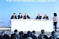 Bernd Leukert, Vorstandsmitglied, SAP SE, Dr. Georg Schütte, Staatssekretär im Bundesministerium für Bildung und Forschung, Matthias Machnig, Staatssekretär im Bundesministerium für Wirtschaft und Energie, Prof. Dr. Reimund Neugebauer, Präsident, Fraunhofer Gesellschaft und Carina Schmidt, CEO, HS Industrie Service GmbH. Bild: Bernd Leukert, Vorstandsmitglied, SAP SE, Dr. Georg Schütte, Staatssekretär im Bundesministerium für Bildung und Forschung, Matthias Machnig, Staatssekretär im Bundesministerium für Wirtschaft und Energie, Prof. Dr. Reimund Neugebauer, Präsident, Fraunhofer Gesellschaft und Carina Schmidt, CEO, HS Industrie Service GmbH.