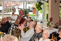 Maibaumsetzen im DRK Pflegeheim Bild: Maibaumsetzen im DRK Pflegeheim