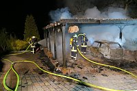 Carport und Renault gingen in Flammen auf Bild: Carport und Renault gingen in Flammen auf