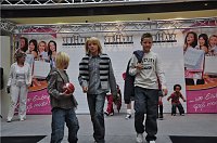 Bild: Modeschau in der Galerie