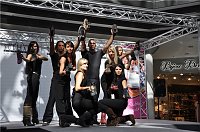 Bild: Modeschau in der Galerie