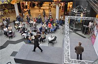 Bild: Modeschau in der Galerie