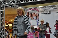 Bild: Modeschau in der Galerie