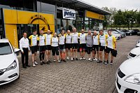 11 radelnde Opel-Banker machten auf ihrer Benefiztour heute im OPEL-Autohaus der Peter Gruppe halt Bild: 11 radelnde Opel-Banker machten auf ihrer Benefiztour heute im OPEL-Autohaus der Peter Gruppe halt
