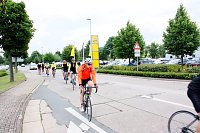 11 radelnde Opel-Banker machten auf ihrer Benefiztour heute im OPEL-Autohaus der Peter Gruppe halt Bild: 11 radelnde Opel-Banker machten auf ihrer Benefiztour heute im OPEL-Autohaus der Peter Gruppe halt