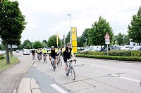 11 radelnde Opel-Banker machten auf ihrer Benefiztour heute im OPEL-Autohaus der Peter Gruppe halt Bild: 11 radelnde Opel-Banker machten auf ihrer Benefiztour heute im OPEL-Autohaus der Peter Gruppe halt