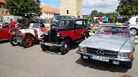 WELCH EIN OLDTIMER-GEWIMMEL AUF DEM PETERSBERG Bild: WELCH EIN OLDTIMER-GEWIMMEL AUF DEM PETERSBERG