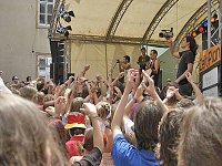 Bild: Zeigt her eure B&auml;ndchen. Die OHRBOOTEN kontrollieren das Publikum.