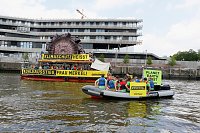 Wasserdemo auf der Elbe Bild: Wasserdemo auf der Elbe