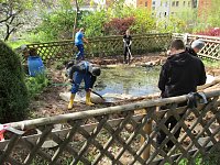 Teich, Zäune, Bäume - kurz vor den Ferien hat man sich am Förderzentrum Pestalozzi nochmal richtig ins Zeug gelegt Bild: Teich, Zäune, Bäume - kurz vor den Ferien hat man sich am Förderzentrum Pestalozzi nochmal richtig ins Zeug gelegt