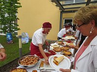 Von Schmandtorte bis Erdbeerkuchen – rund 35 süße Varianten zierten beim Sommerfest Ende Juni das acht Meter lange Kuchenbuffet. Bild: Von Schmandtorte bis Erdbeerkuchen – rund 35 süße Varianten zierten beim Sommerfest Ende Juni das acht Meter lange Kuchenbuffet.