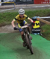 Bild: Im Nationaltrikot mit dem Mountainbike unterwegs