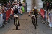 Bild: Im Nationaltrikot mit dem Mountainbike unterwegs