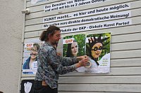 Bild: Kunst f&uuml;r alle! - beim diesj&auml;hrigen Kunstfest durfte man auch Wahlplakate verunstalten
