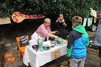 Bild: Kunst f&uuml;r alle! - beim diesj&auml;hrigen Kunstfest durfte man auch Wahlplakate verunstalten