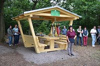 Bild: Am vergangenen Freitag konnten die Mitglieder des Heimat- und Kulturvereins S&uuml;lzhayn nach einj&auml;hriger Planungsphase am Steinkreuz in S&uuml;lzhayn eine Sitzbankgruppe mit herrlichem Ausblick feierlich einweihen. 