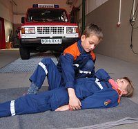 Bild: am Wochenende stellten sich Mitglieder verschiedener Jugendfeuerwehren der Pr&uuml;fung des  Leistungsabzeichens der Th&uuml;ringer Jugendfeuerwehr f&uuml;r die Altersklasse 6-9 Jahre in Silber