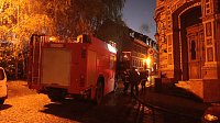 Bild: Einsatzende bei Flutlicht - Feuerwehr konnte Dach in der Dr.-K&uuml;lz-Stra&szlig;e sichern