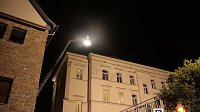 Bild: Einsatzende bei Flutlicht - Feuerwehr konnte Dach in der Dr.-K&uuml;lz-Stra&szlig;e sichern