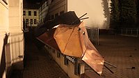 Bild: Einsatzende bei Flutlicht - Feuerwehr konnte Dach in der Dr.-K&uuml;lz-Stra&szlig;e sichern